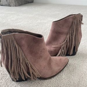 Great condition! Fringe booties!